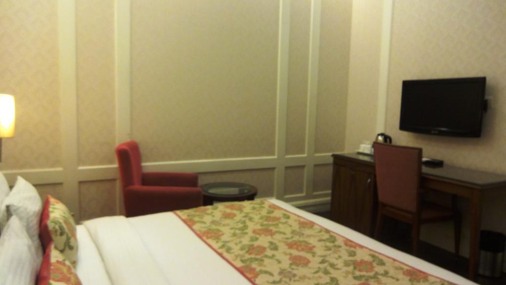 Hotel Bright Нью-Дели Экстерьер фото