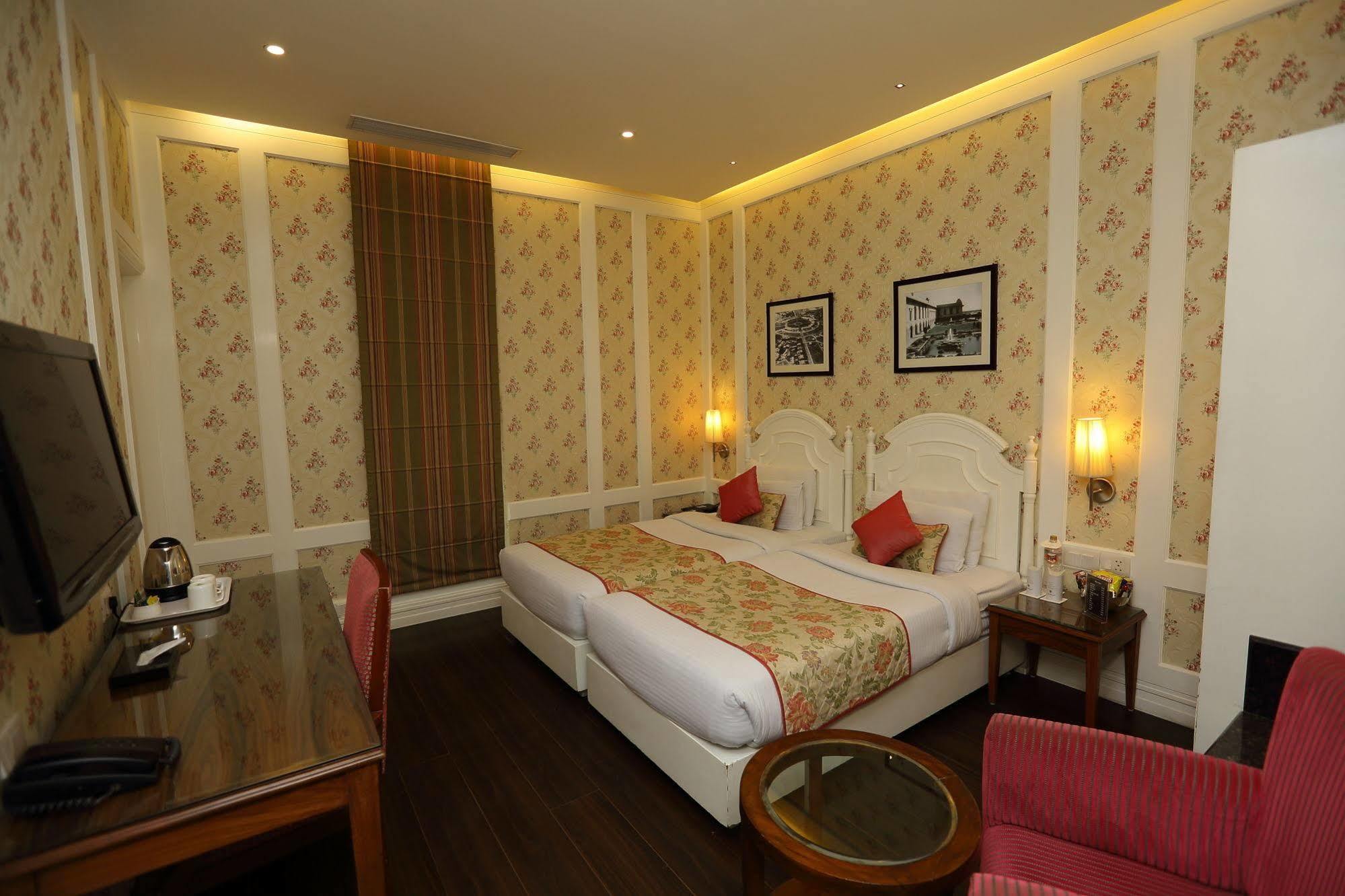 Hotel Bright Нью-Дели Экстерьер фото