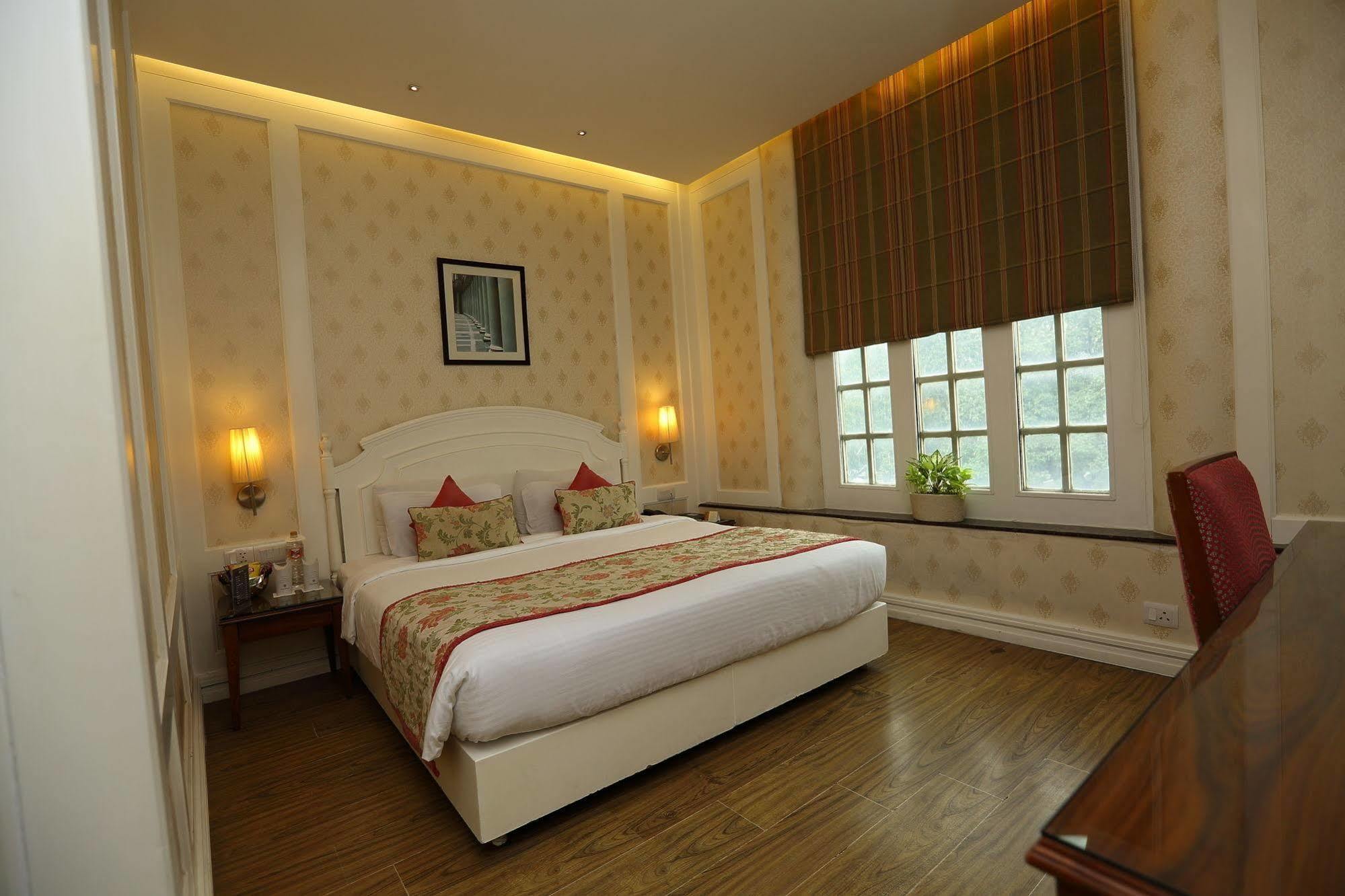 Hotel Bright Нью-Дели Экстерьер фото
