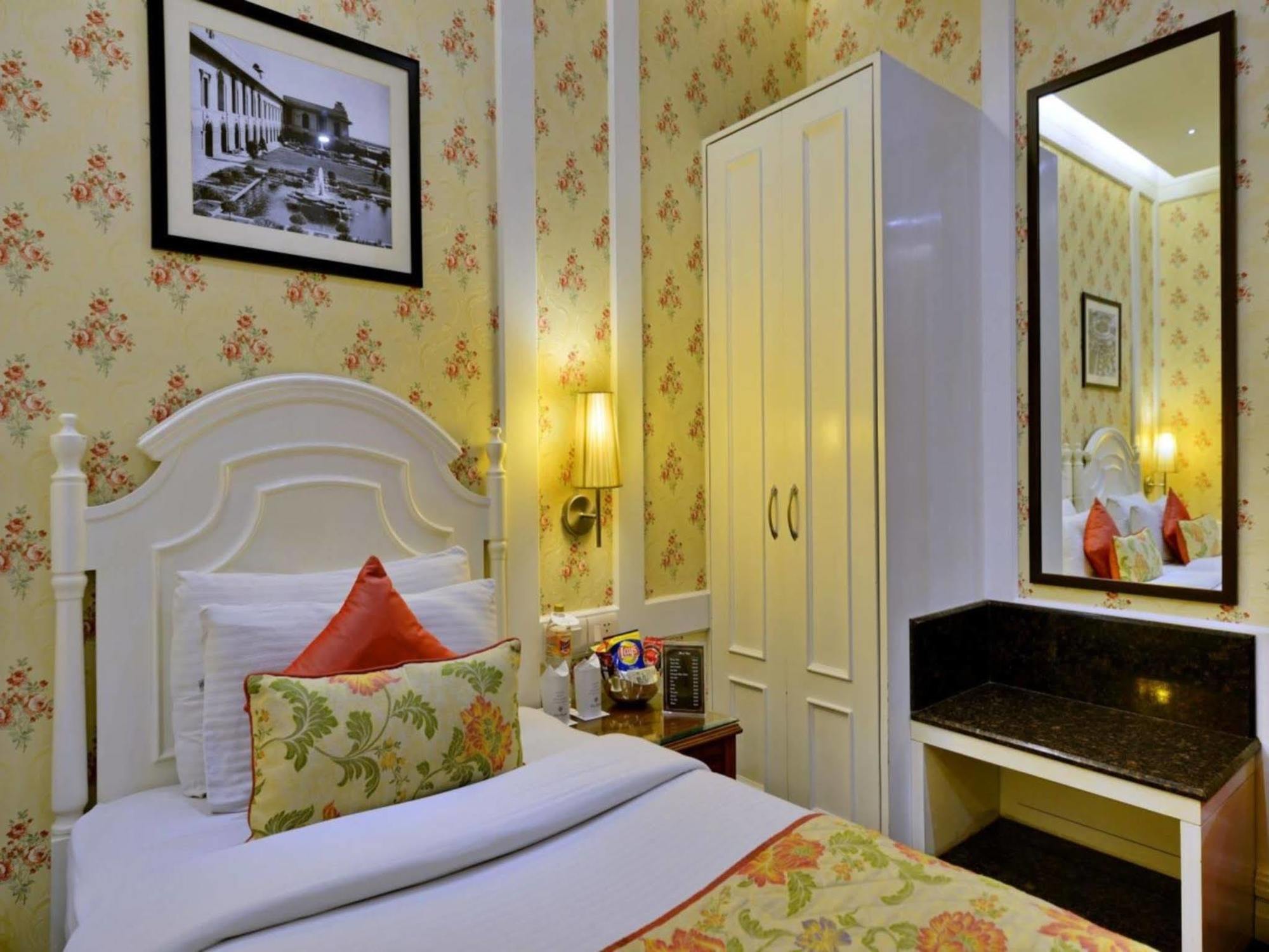 Hotel Bright Нью-Дели Экстерьер фото